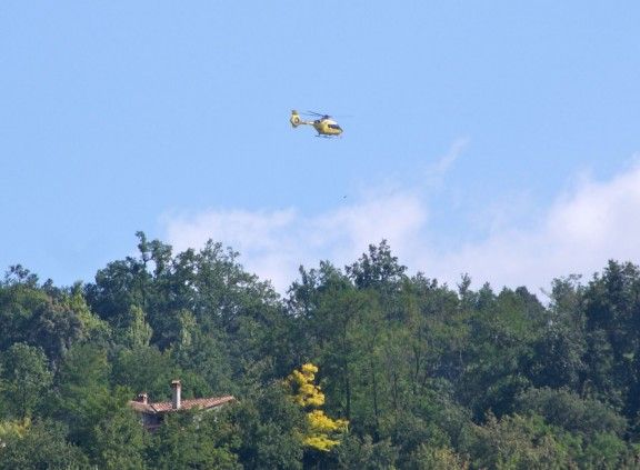 L'helicòpter sobrevolant la zona de la Font de la Salut d'Olot.