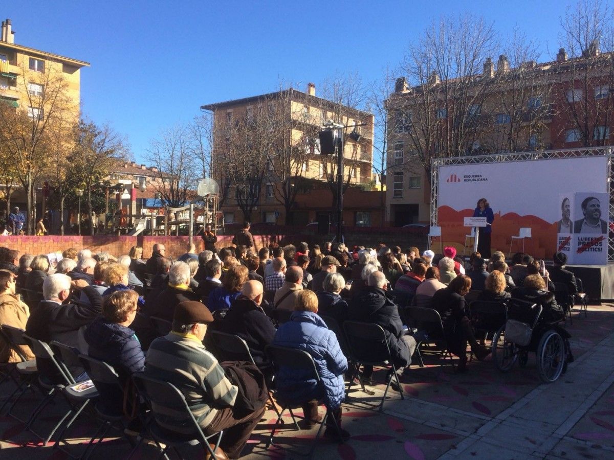 La plaça de Sant Miquel s'ha emplenat per escoltar, entre d'altres, la candidata Anna Barnadas.