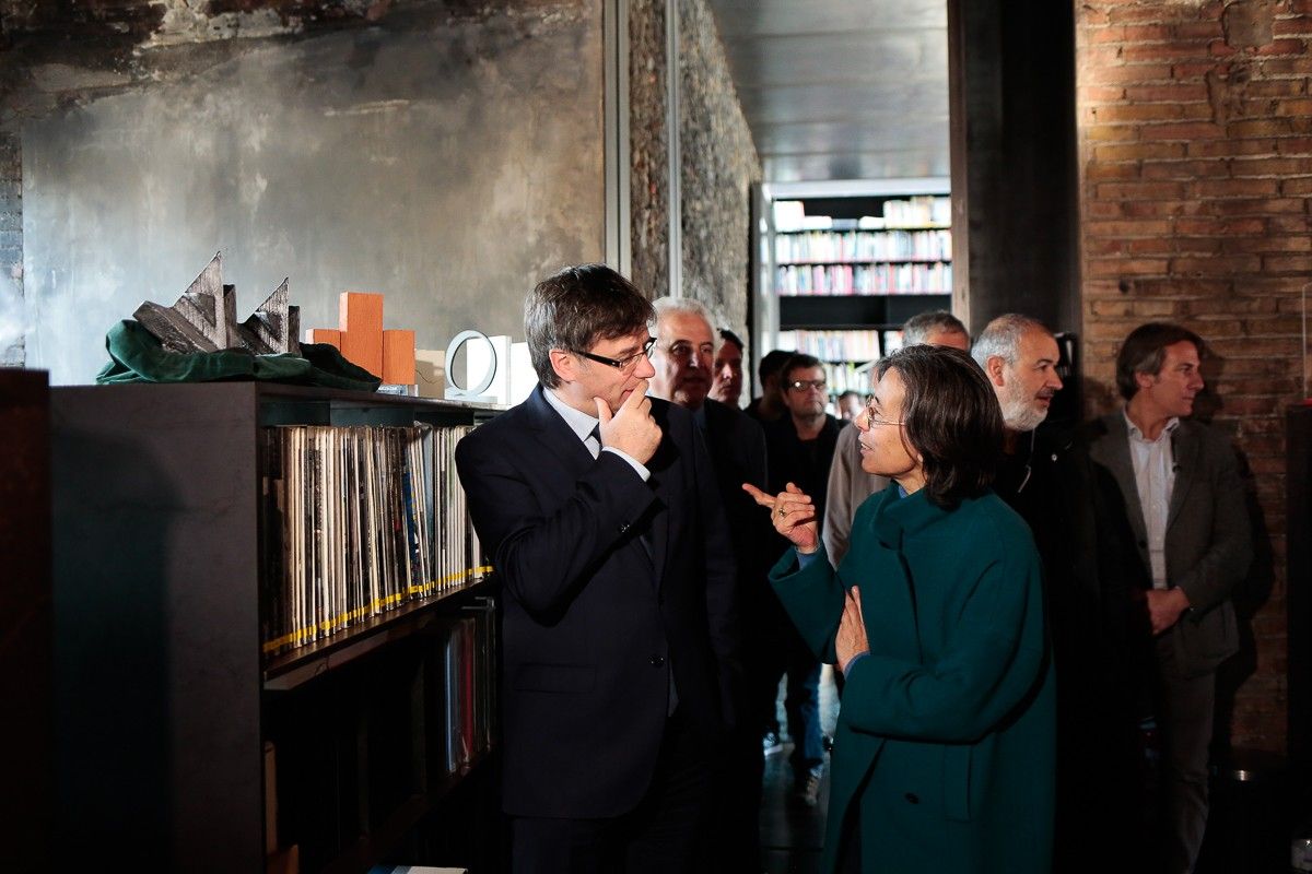El president  Puigdemont amb Carme Pige, de l'estudi RCR Arquitectes.