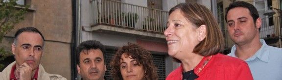 La candidata d'ERC per Girona i consellera amb membres d'Esquerra a Olot.