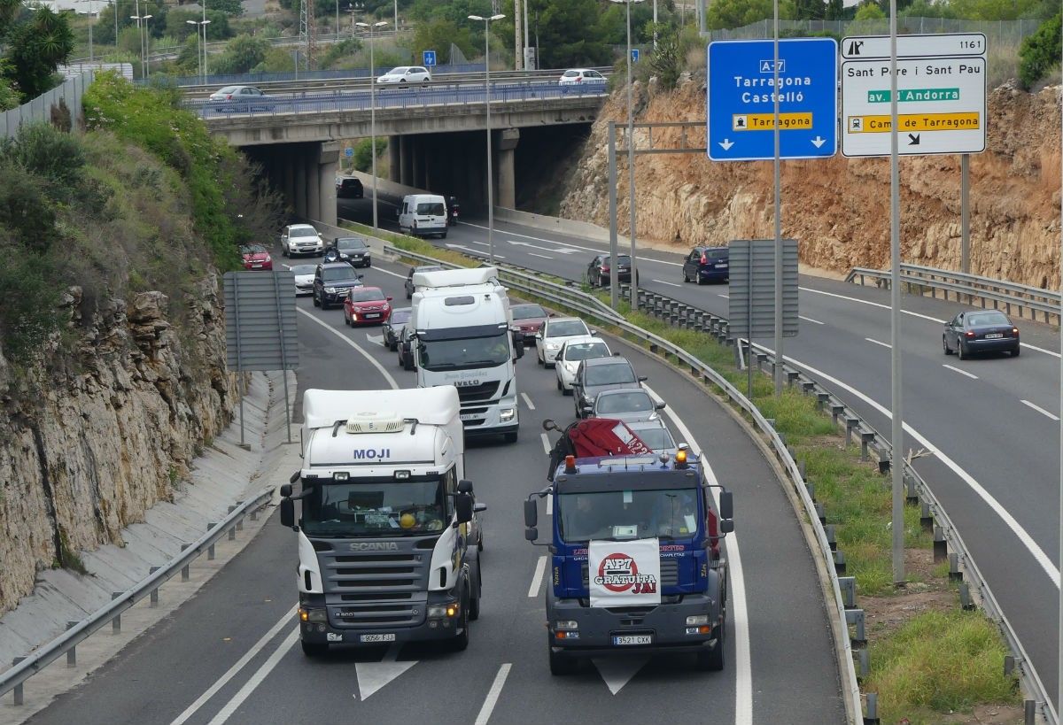 Marxa lenta de transportistes al seu pas per Tarragona el passat mes d'octubre.