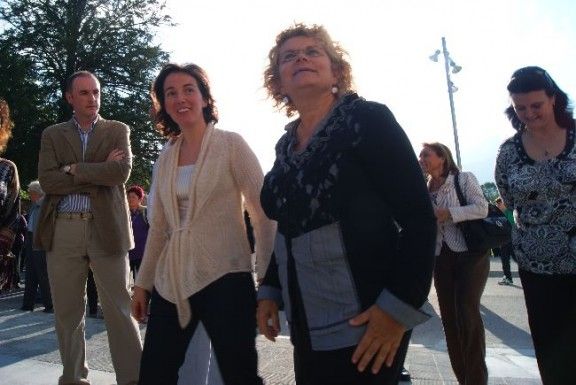 Marina Geli, amb Esther Pagés, durant la inauguració.