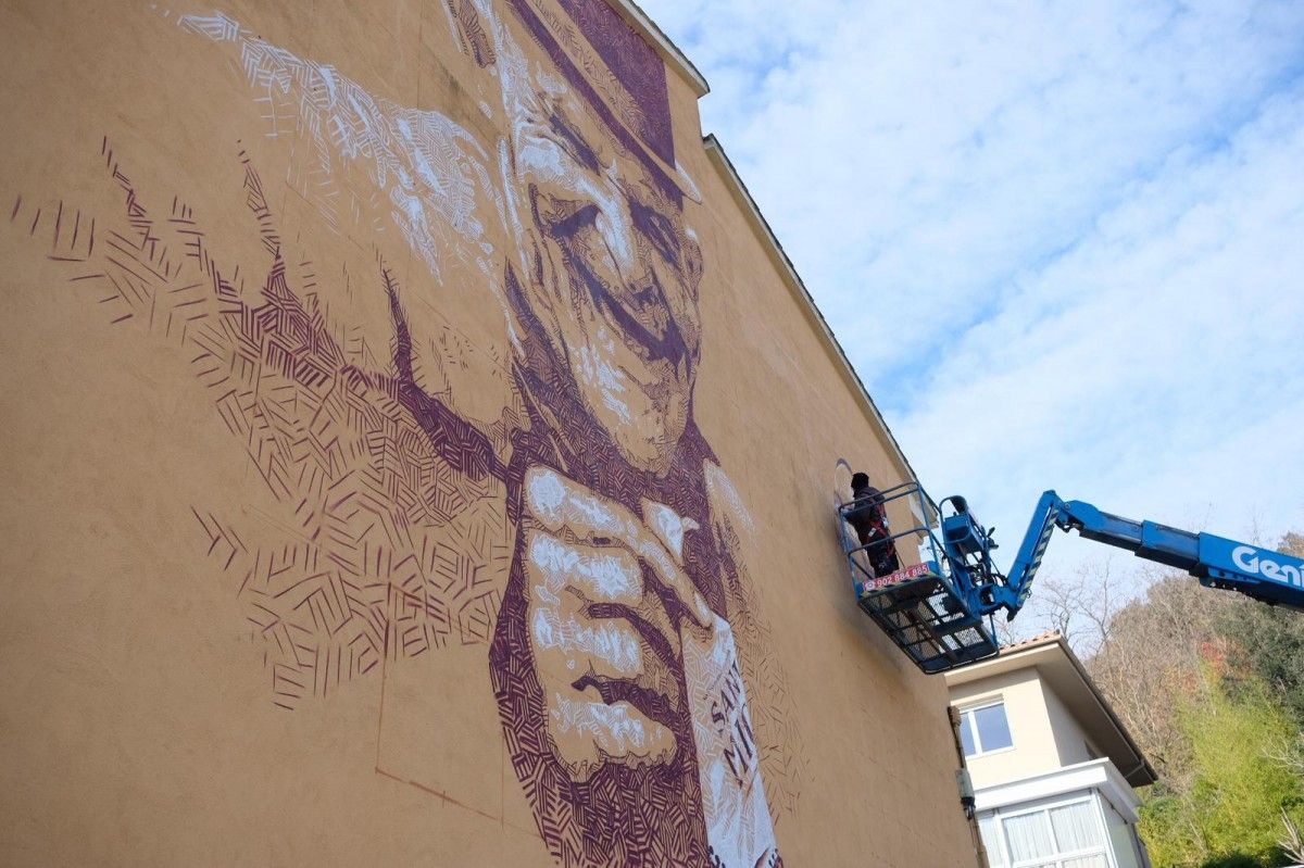 L'artista Roc BlackBlock en plena tasca al mural de l'avinguda Rei Jaume II.