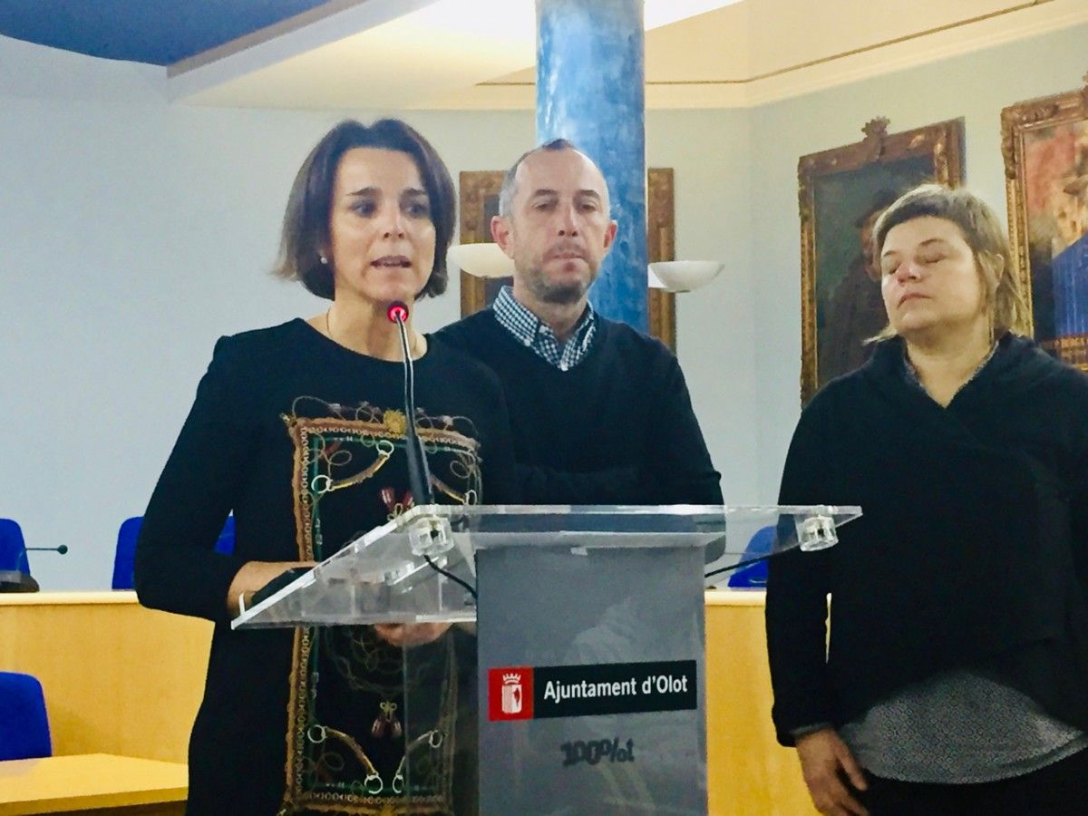 Vanessa Catalan, Miguel angel Zarza i Mar Roca han presentat la iniciativa a l'Ajuntament d'Olot.