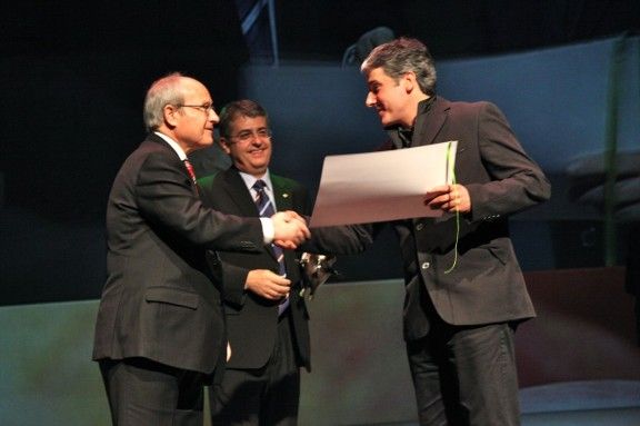 Vilarrassa, recollint el premi de mans de José Montilla i Joaquim Llena.