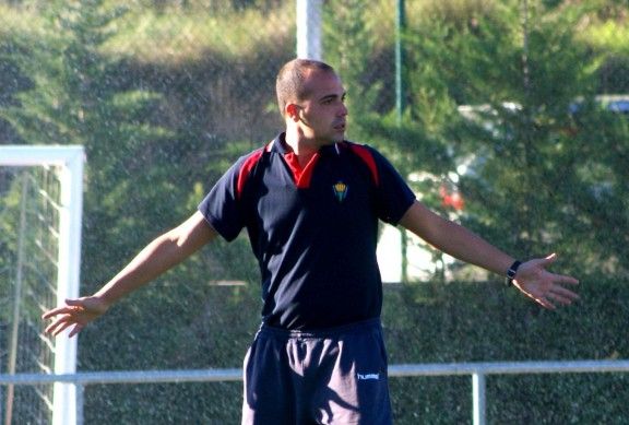 Jordi Serra és l'entrenador de CF Besalú.