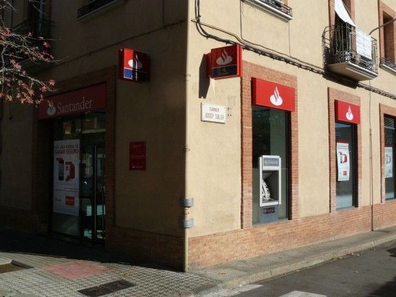 L'oficina del Santander de l'av. Girona d'Olot, és una de les que ho gestiona.