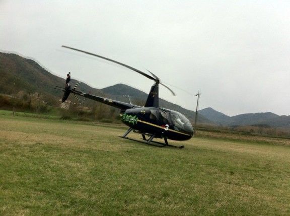 L'helicòpter, aterrant al camp de futbol de Bianya.
