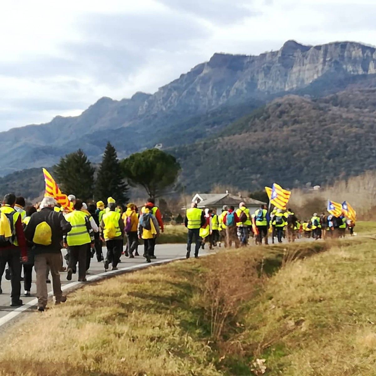 Els participants de la caminada fins a Lledoners al seu pas per la Vall d'en Bas.