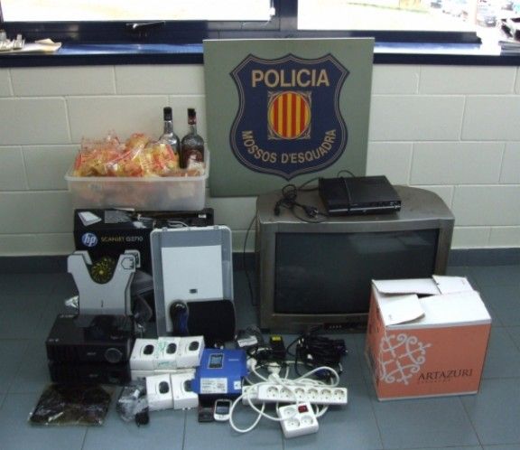 Els productes i objectes robats, a la comissària de la policia catalana.