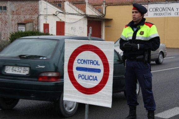 Un control policial a l'entrada de la Bisbal d'Empordà
