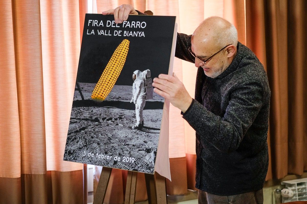 L'artista Quim Domene descobreix el cartell de la FIra del Farro d'enguany.