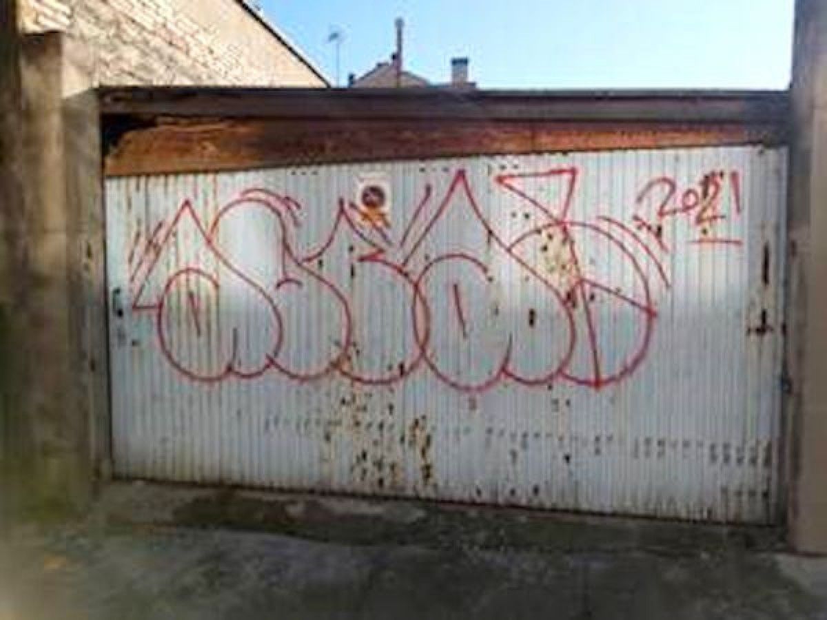 Una de les pintades dels grafiters incívics denunciats.