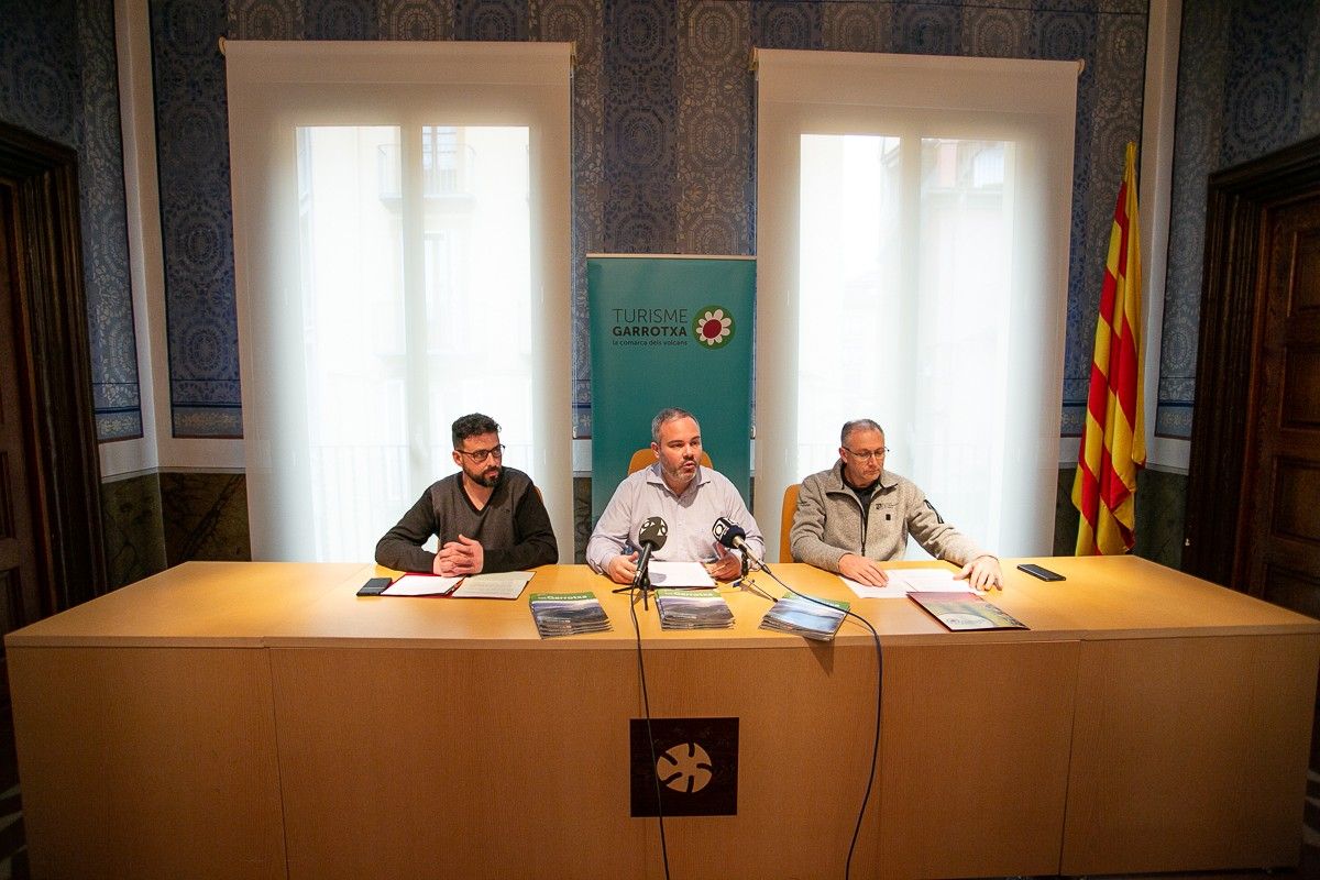 Gerard Xifra, Eduard LLorà i Xavier Puig en la presentació de «Tot garrotxa».