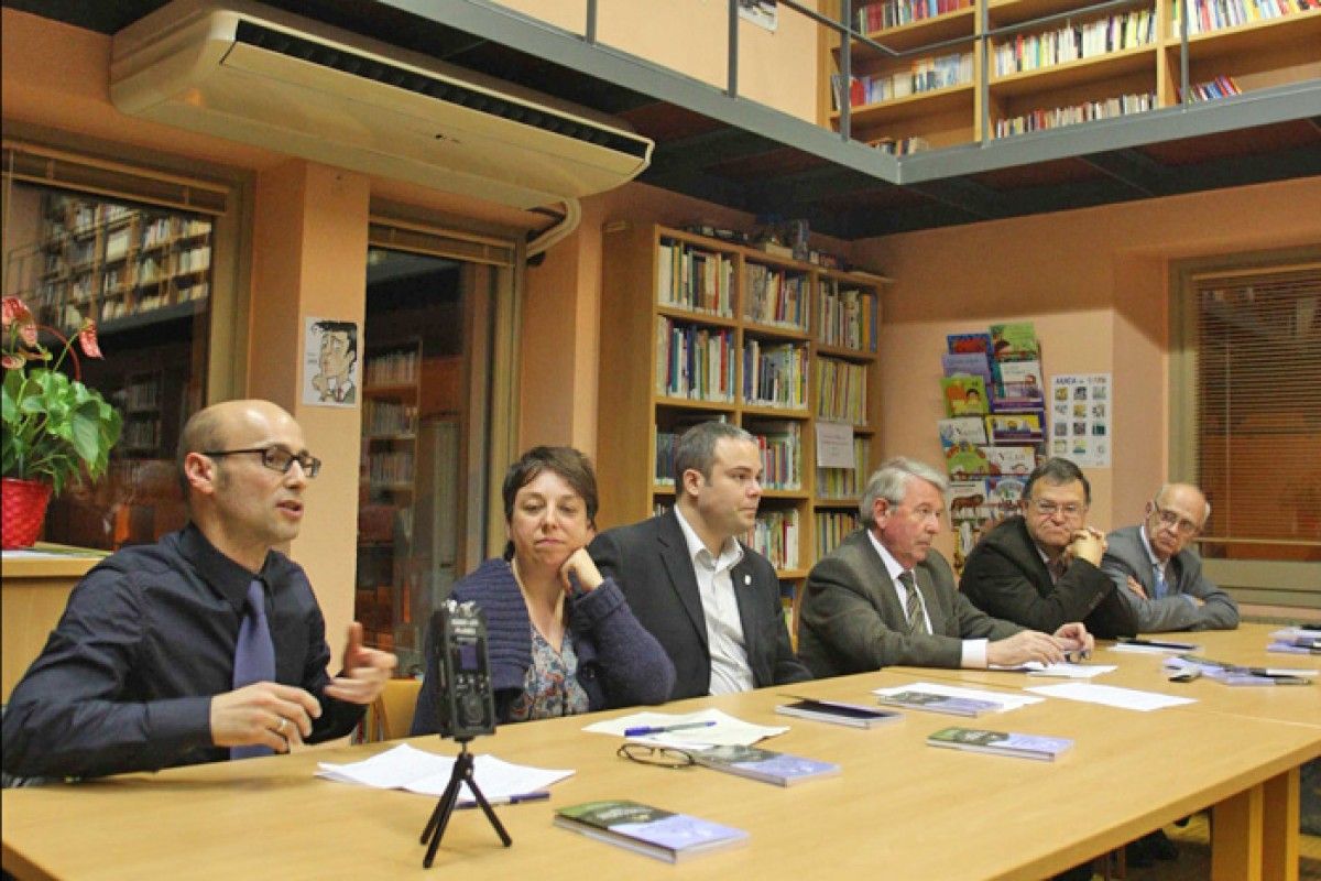 A l'esquerra, l'historiador Xavier Solà en una conferència a Hostalric.