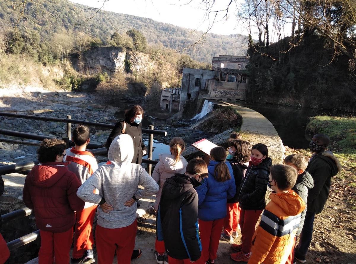 La visita guiada de les mainades de l'escola al Molí Fondo.