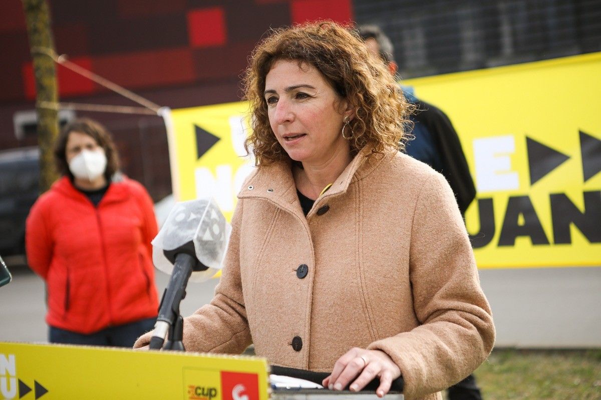 Montserrat Vinyets, aquesy migdia davant de l'escorxador d'Olot.