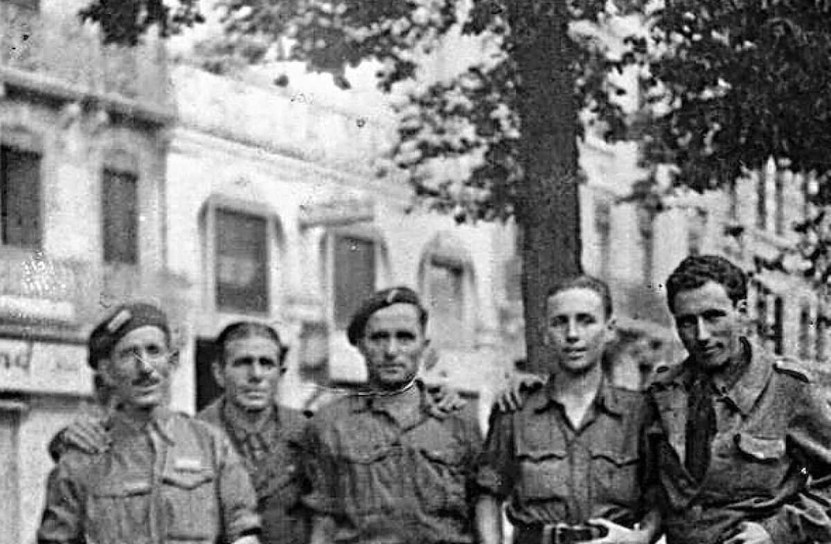 A la dreta, Francesc Serrat, «Cisquet», a Tolosa de Llenguadoc el 1944.