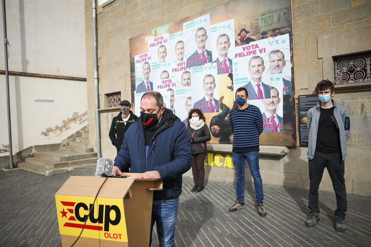 La compareixença de la CUP Olot ha tingut lloc davant de l'Ajuntament.