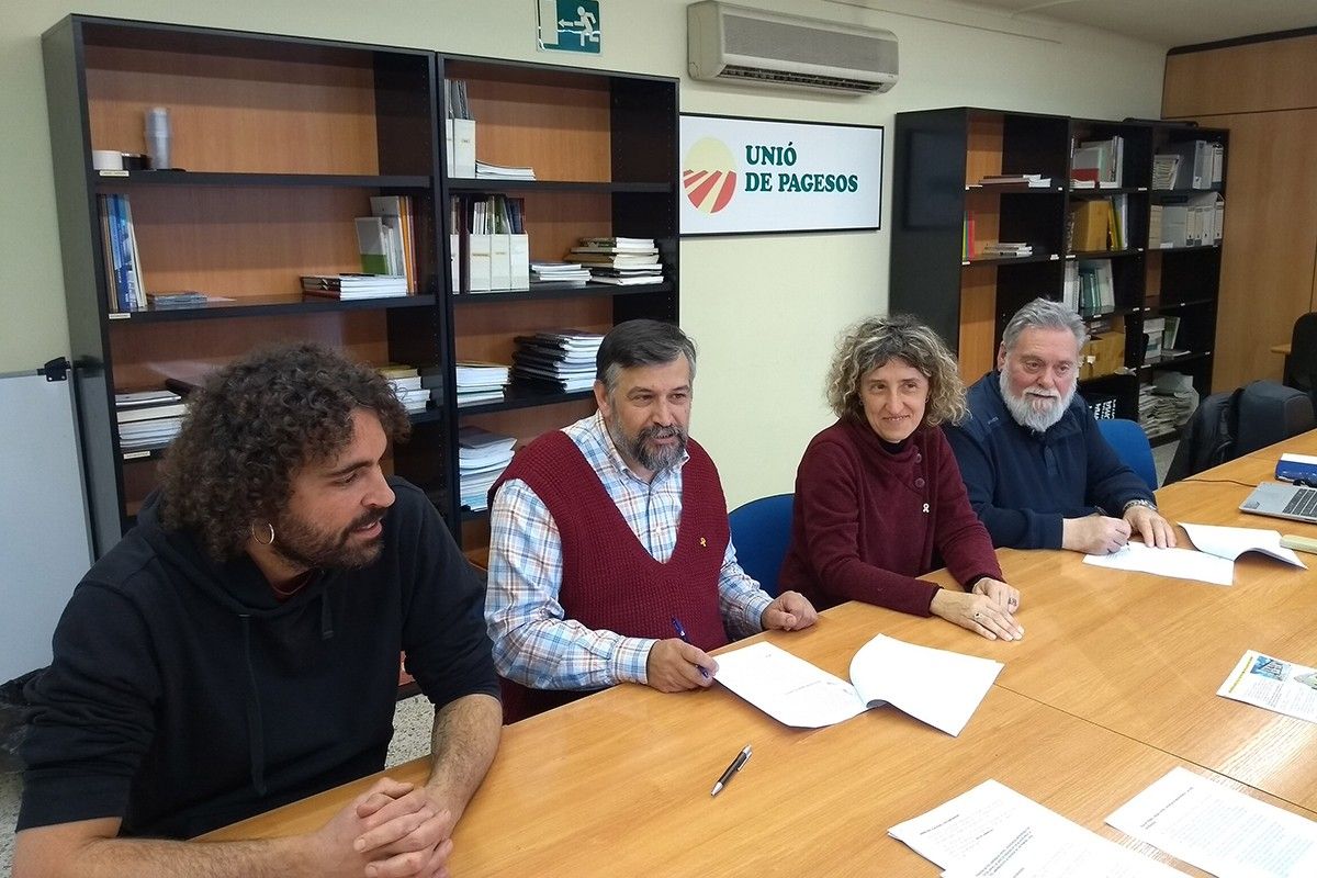 Representants d'Unió de Pagesos i de l'Associació de Micropobles de Catalunya.