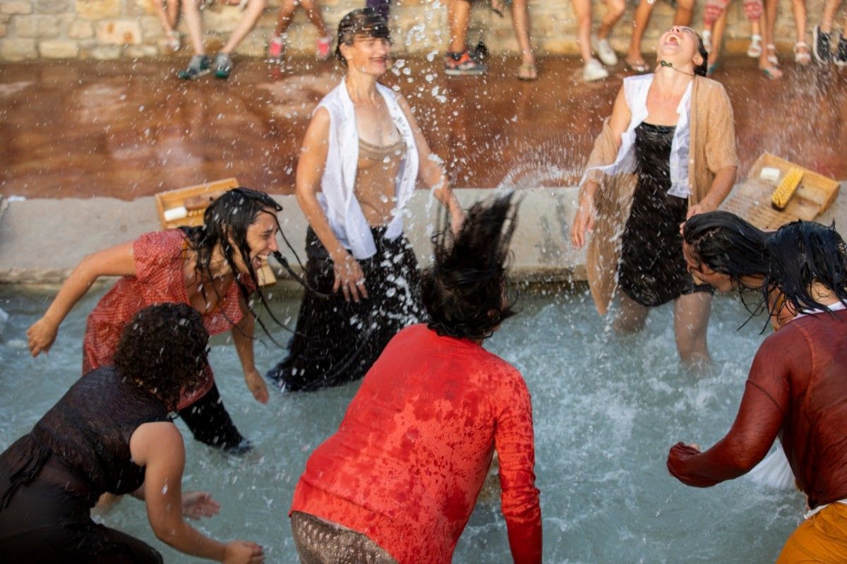 El taller recrea la trobada còmplice entre les dones que rentaven la roba a mà en un safareig públic.