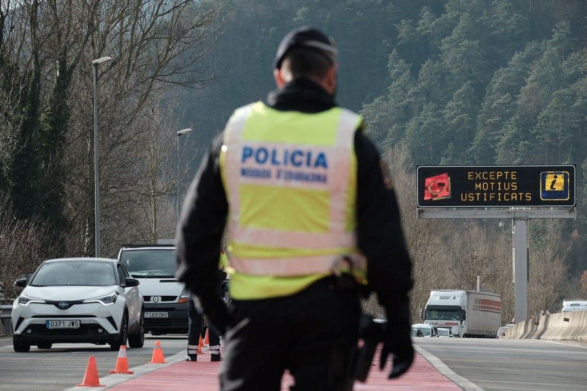 Controls policíacs a l'entrada de Ripoll.