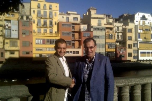 El president regional d'ERC a Girona, Josep Carrapiço, i el coordinador de Rcat a Girona, Carles Bonaventura, segellant l'acord