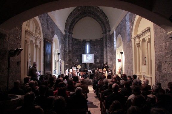 Imatge d'un instant del concert ofert pel grup 'Taflic!' al temple romànic de Sadernes.