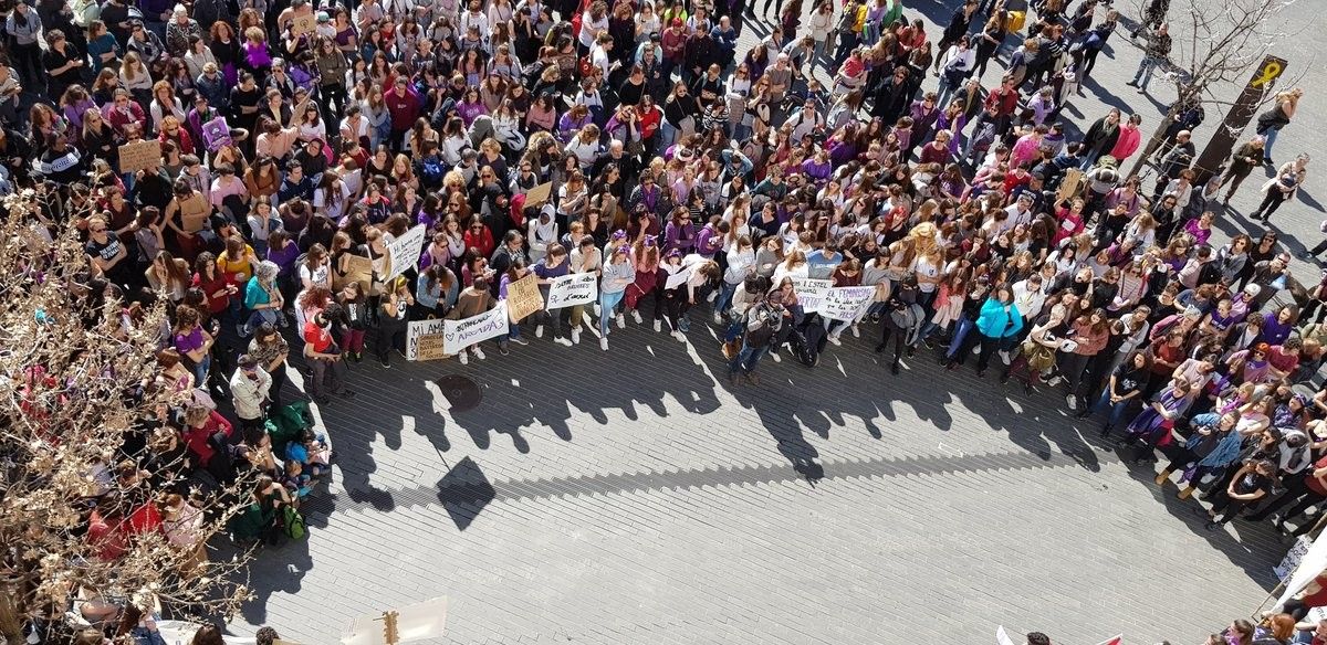 La gernació feminista davant de l'Ajuntament d'Olot.