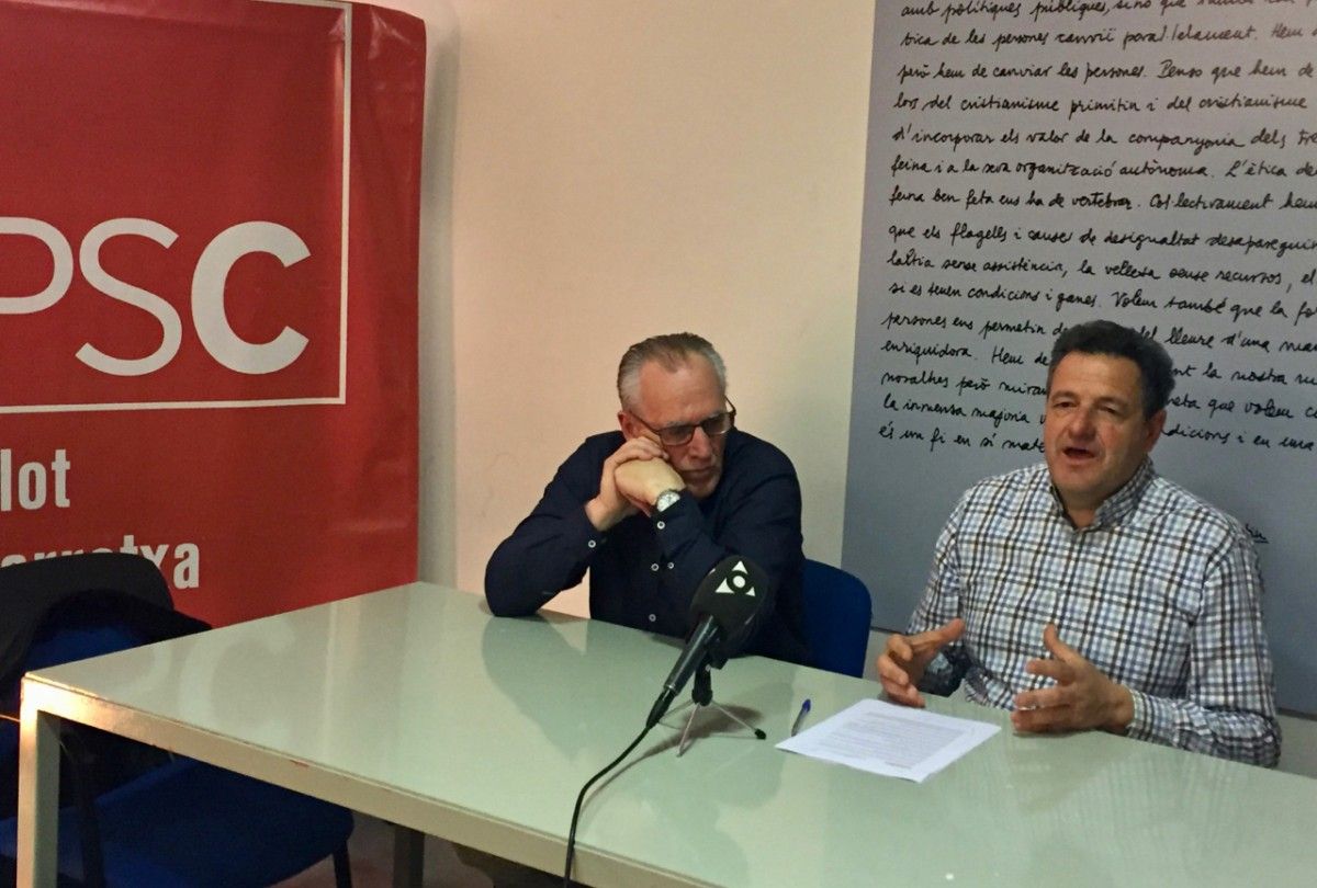 Jaume Mir i Josep Guix, del grup municipal del PSC a Olot.