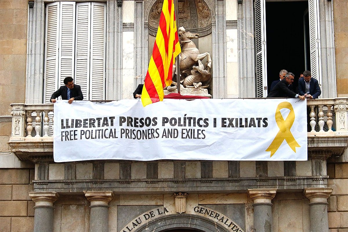 Pancarta que reclama la llibertat dels presos polítics.