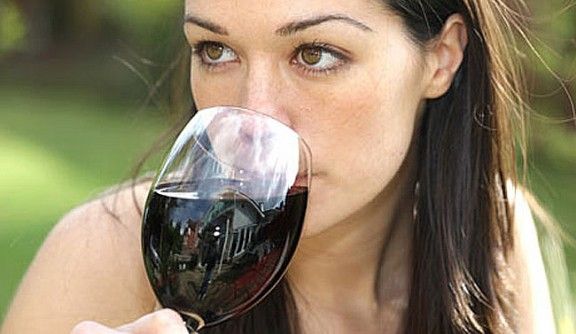 Una dona tasta vi negre