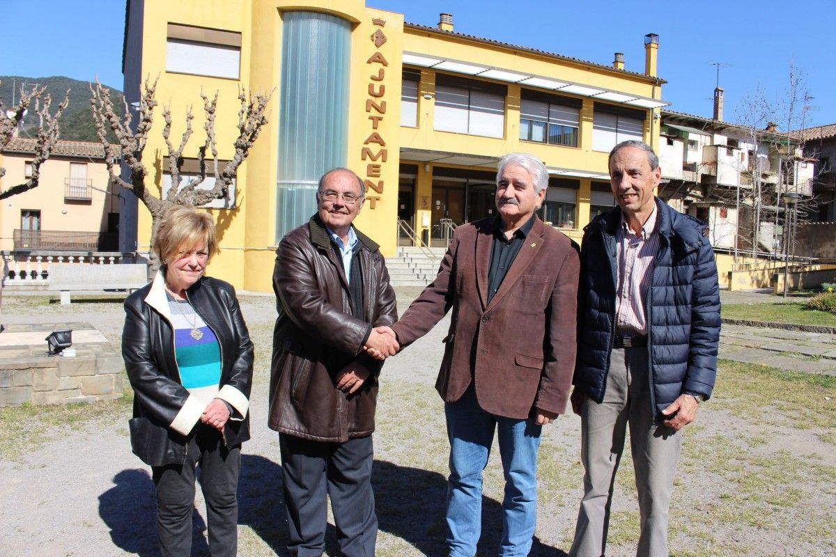 El batlle, Joan Espona, amb membres de l'Associació de Plomistes.