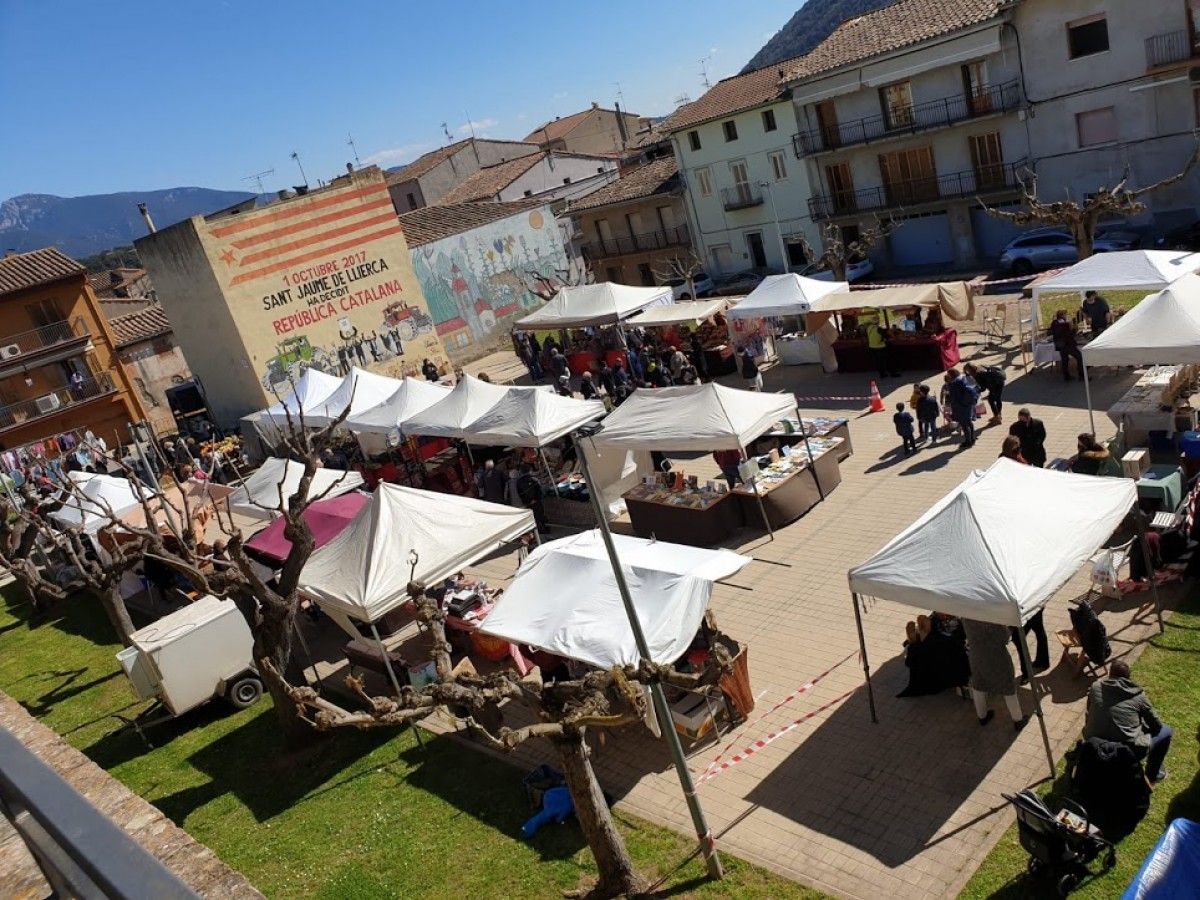 Vista aèria del mercat celebrat aquest passat cap de setmana a Sant Jaume de Llierca.