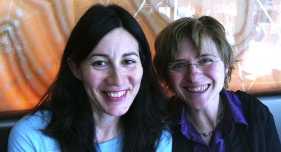 Miren Gutiérrez (esquerra), exdirectora executiva de Greenpeace a l'Estat espanyol, i Anna Rosa Martínez (dreta), ara ja exdelegada a Catalunya, durant l'esmorzar de presentació a Barcelona el 24 de febrer de 2011 del nou impuls al català que volia fer l'organització.