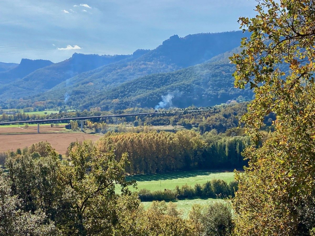 L'entrada a la Vall d'en Bas des del baixant dels túnels de Bracons.