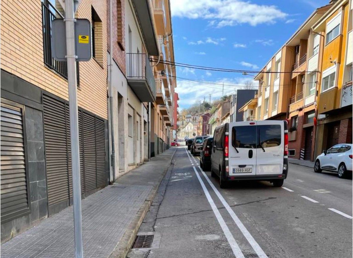 El carril bici a l'avinguda Rei Jaume II passa a frec dels cotxes aparcats.