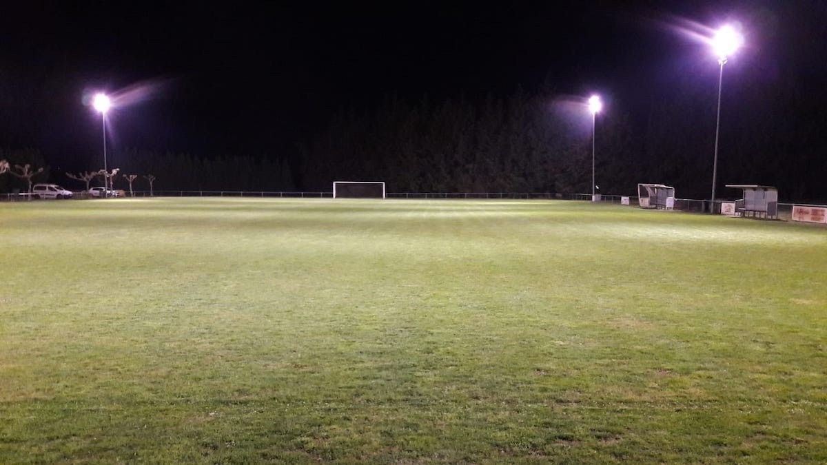 El camp de futbol dels Hostalets d'en Bas amb els nous llums led.