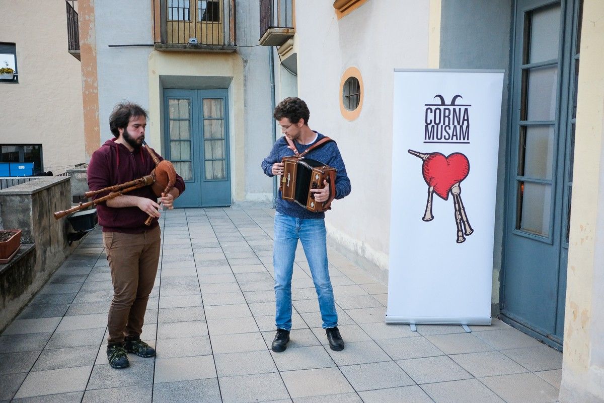 Koldo González i Pol Valverde van animar la presentació del Cornamusam a Can Trincheria.