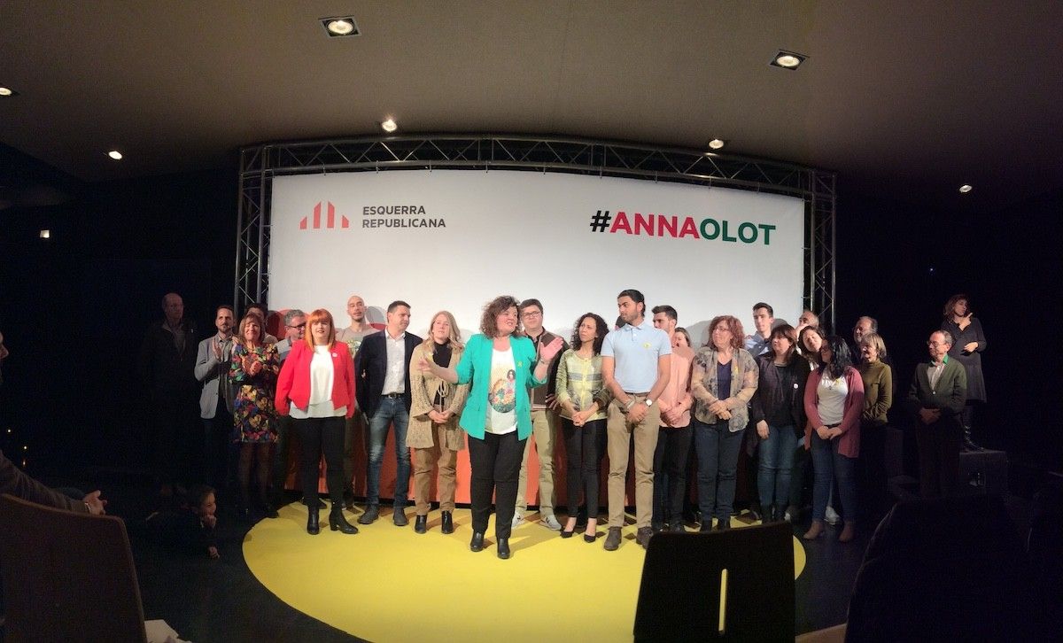 Anna Barnadas amb tota la candidatura d'ERC Olot a la Sala El Torín.