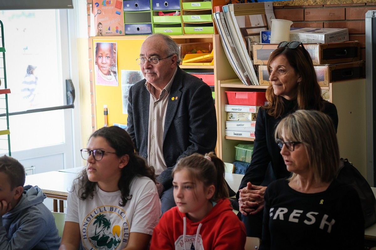 El conseller Bargalló en una aula de l'escola Verntallat, a la Vall d'en Bas.
