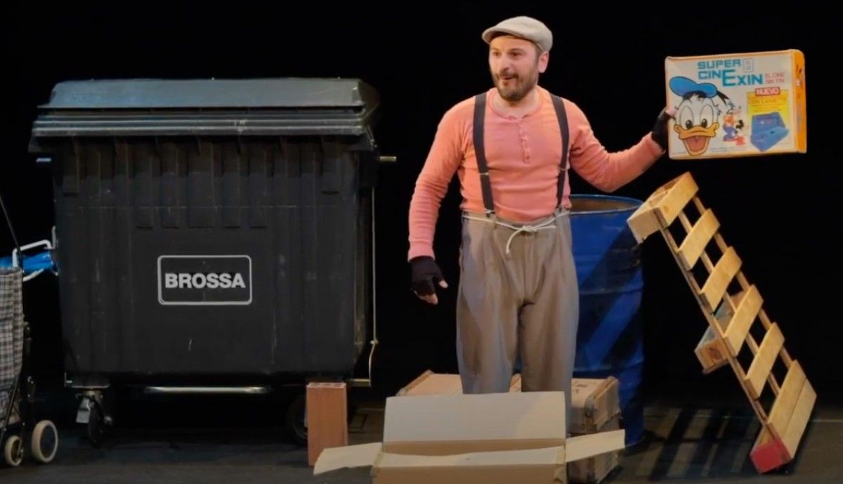 Una imatge de l'espectacle «Brossa, una comèdia de merda».