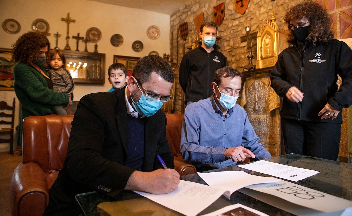 El moment de la signatura de l'acord entre la família Blasco i els Museus d'Olot.