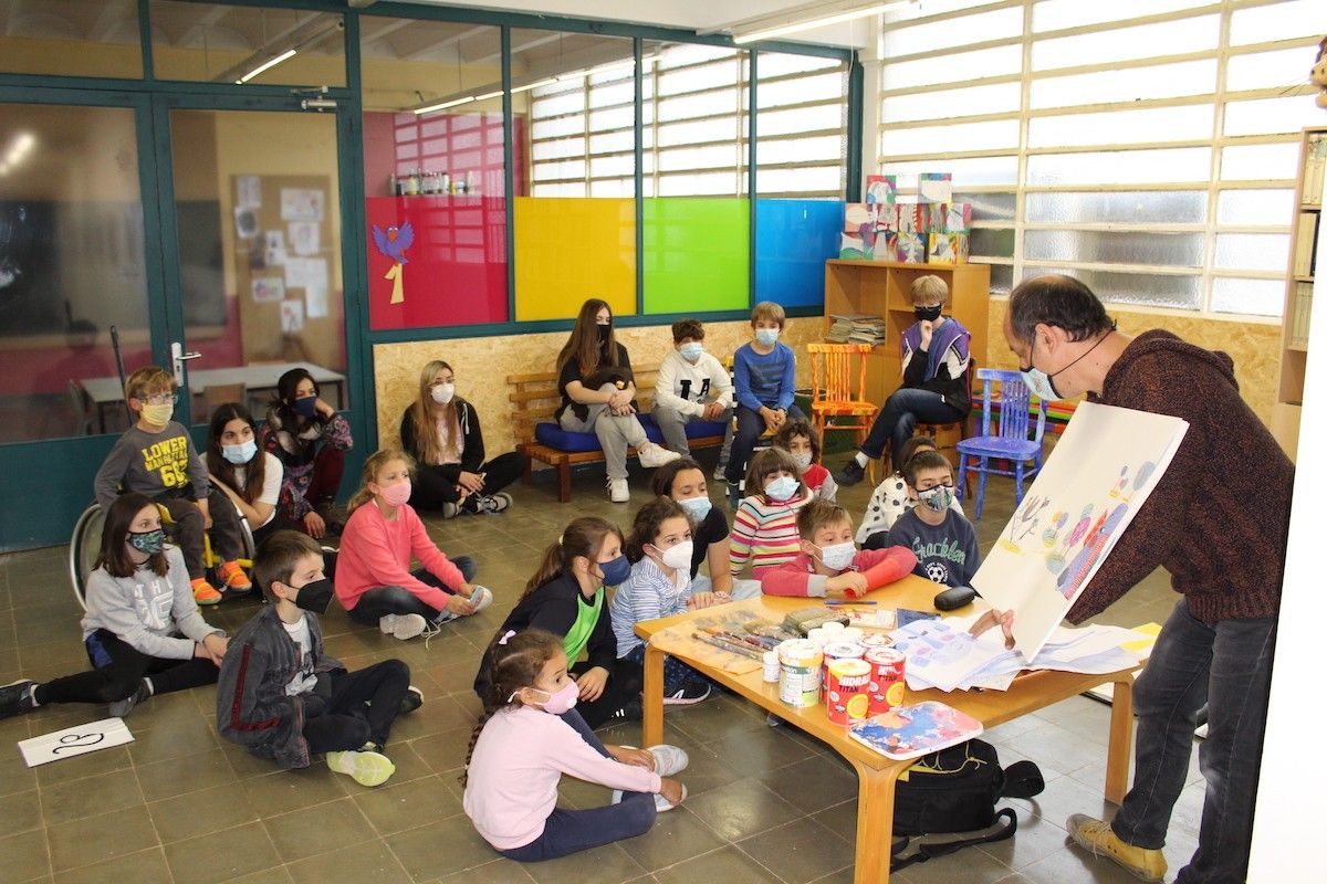 Valentí Gubianas mostra el seu procés creatiu a l'Escola Municipal d'Expressió.