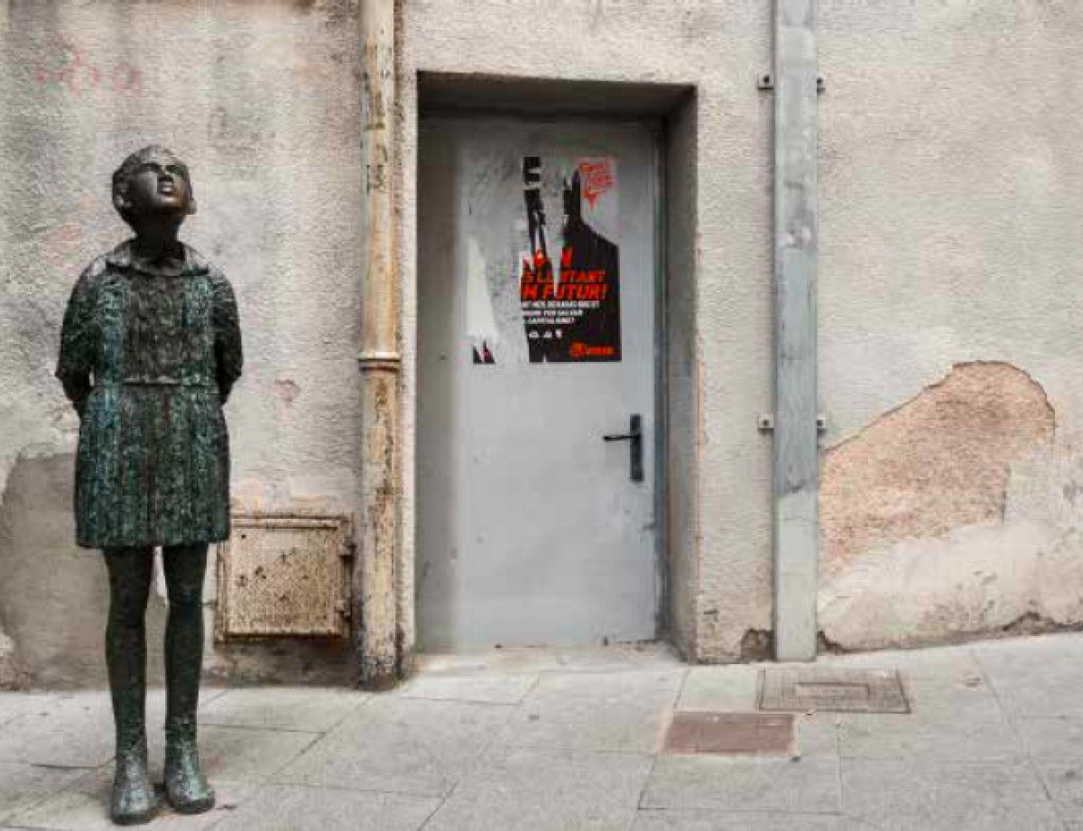 «Sense lluna» (1993), escultura d'Anna Manel·la al carrer de Sant Tomàs d'Olot.