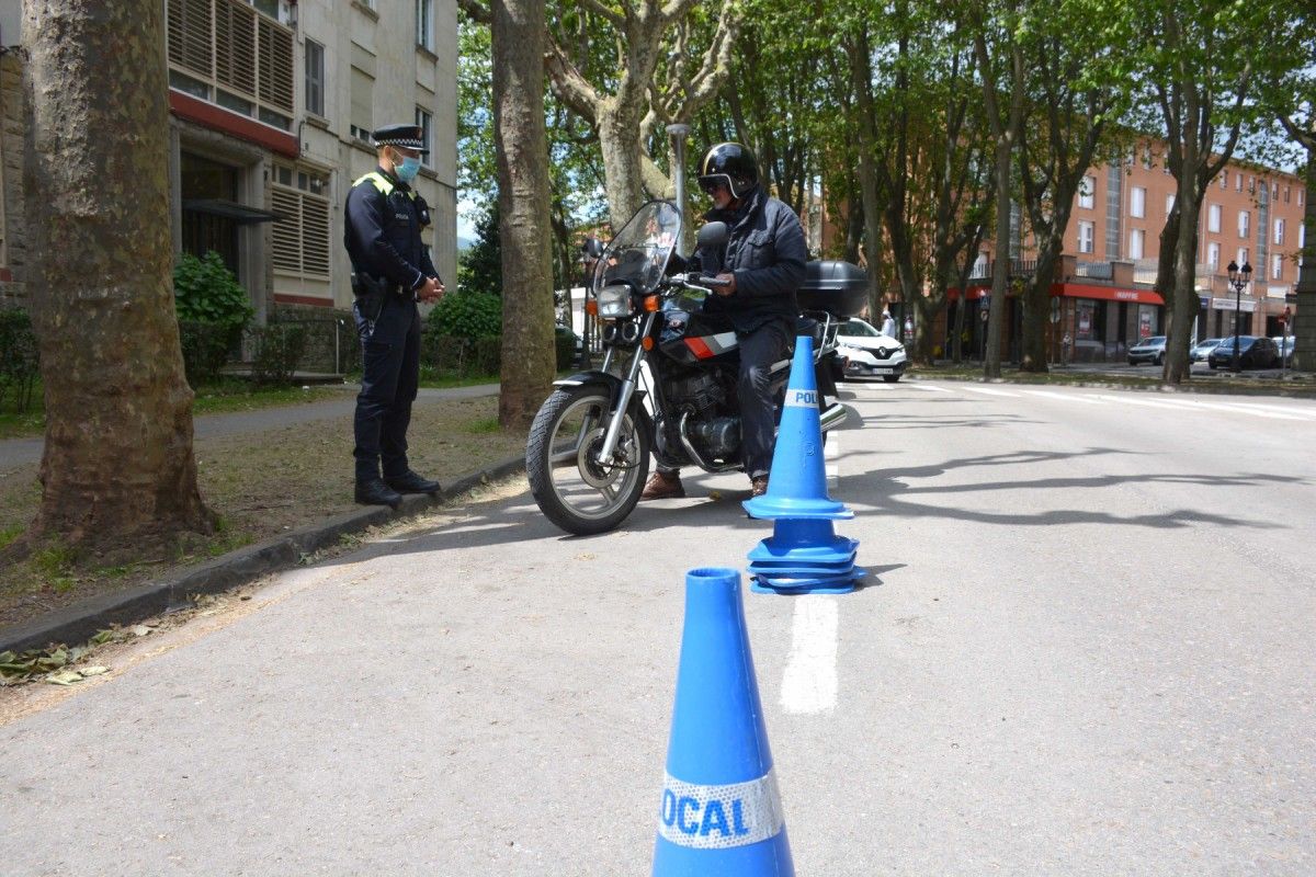 Un policia municipal d'Olot fa un control a una motocicleta.