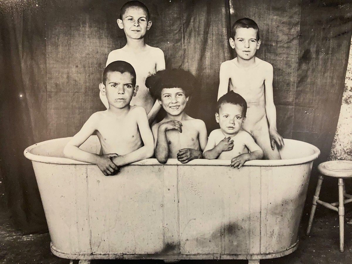Tots els germans Jaume, de menuts, a la banyera.