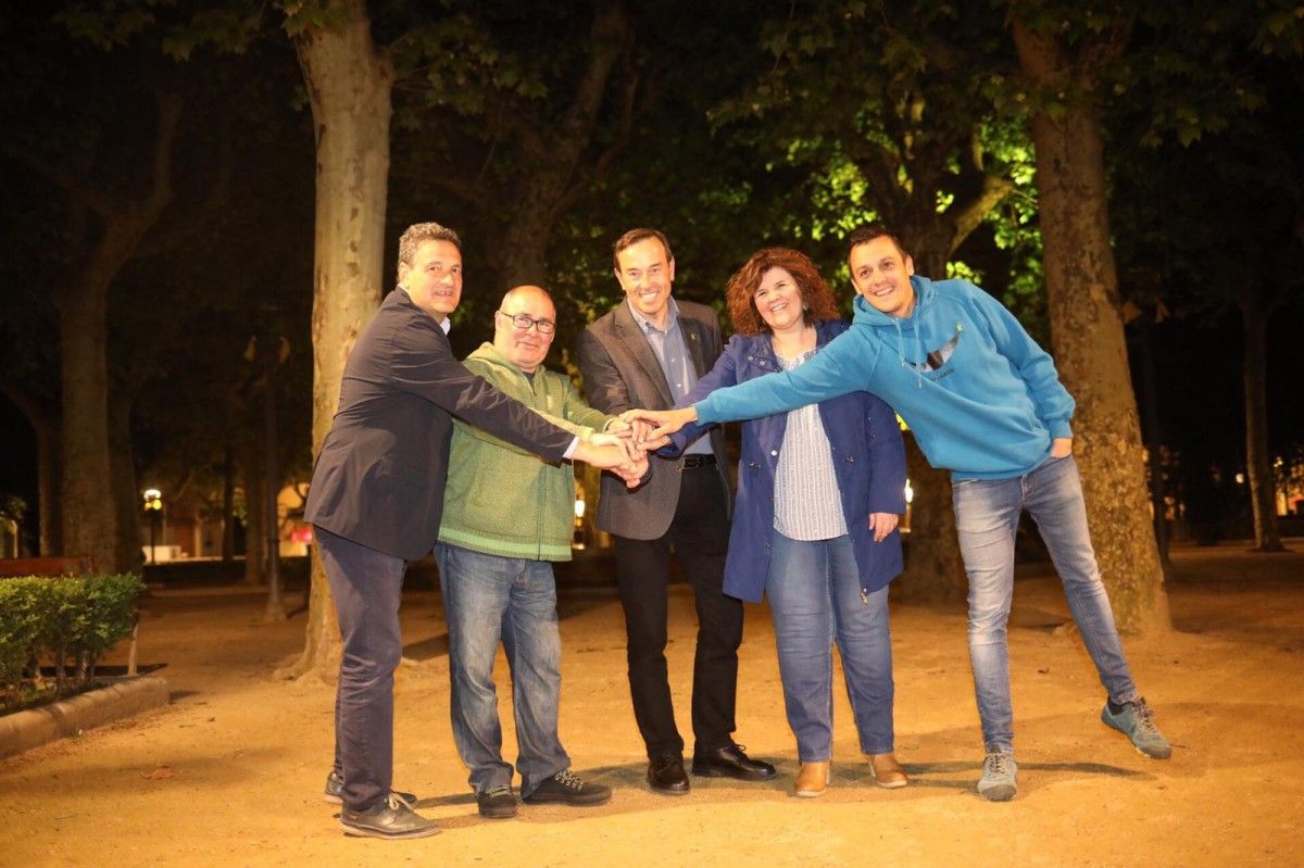 Els cinc candidats amb mandat actual a l'Ajuntament d'Olot a la plaça Clarà.
