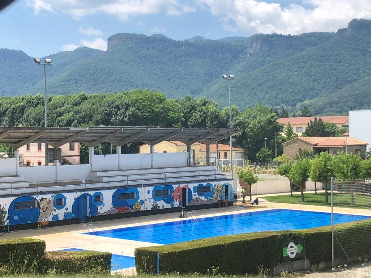 La piscina municipal de la Vall d'en Bas és a Sant Esteve d'en Bas.