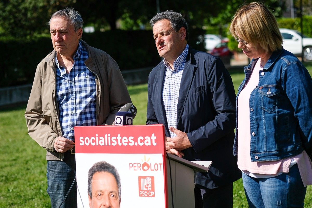 Josep Guix acompanyat dels socialistes olotins Toni Agustí i Marina Alegre.